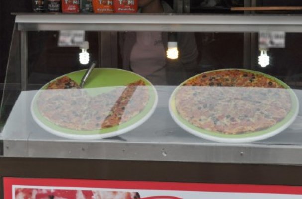 Două pizzerii din Eforie şi Jupiter au băgat în spital 7 turişti